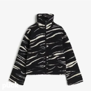 Teddy jacka - Intressekoll på min jättesnygga teddy jacka med zebra mönster från hm, den är slutsåld i storlek M och är i toppen skick💕 skriv för fler bilder