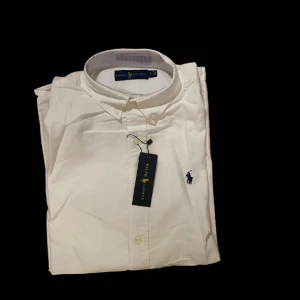 Ralph Lauren Skjorta - Ralph lauren skjorta Oanvänd. Perfekt till sommarn snart! Storlek: S Vid intresse hör av er!