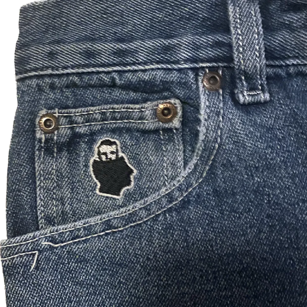 Snygga jeans i väldigt bra skick 🤝 Baggy passform Blå färg Köpta i en skatebutik i Paris  fint skick 🙌  Pris kan diskuteras ‼️. Jeans & Byxor.