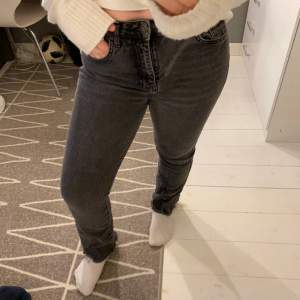 Gråa jeans från Gina trico, storlek 40 en skärptes hållare på högra sidan trasig men går lätt att fixa om man har symaskin