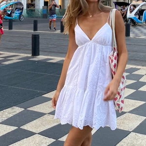 Vit klänning  - Säljer denna vita klänningen från zara, endast använd ett fåtal gånger. I fint skick.  Det är jag på bilderna och jag är 172 som referens.