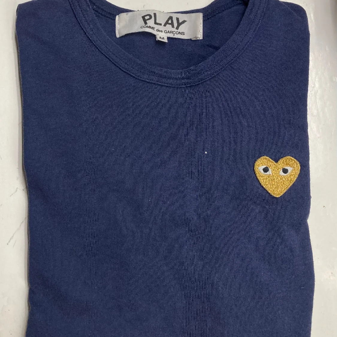 Comme des Garcons T-Shirt, marinblå och guld - 90