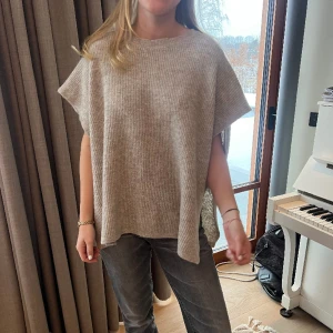 Stickad poncho - Såå snygg stickad poncho!!🙌🏻🙌🏻skriv för frågor💕💕