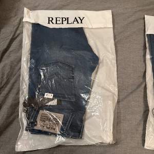 Helt nya replay anbass jeans i storlek 29/32. Originalpris 1800kr. Mitt pris 700kr. Skriv vid frågor eller funderingar😁. Priset kan diskuteras vid snabb affär.