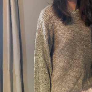 Tröja med skimmer ✨ - En relativt tunn tröja med skimmer på ärmarna. Knappast använd. skriv om intresserad :) Är i Large men sitter som S-M