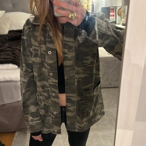 Kamouflage jacka - Skit cool kamouflage jacka😍 Bra att ha till våren!