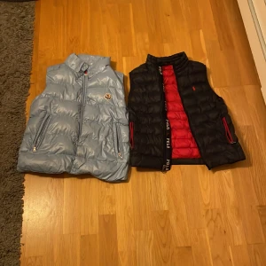 2 olika västar. Moncler och polo ralph lauren. - Väldigt fina västar som är perfekt till vår/sommar. Bägge västar är i väldigt bra skick. Du får bägge västar för 3000kr. Bara att höra av er vid frågor.  