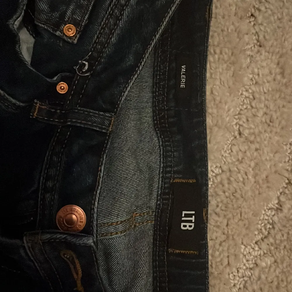 säljer mina valerie mörkblåa ltb jeans! Är i mycket bra skick då de bara varit annvända 2-3 gånger 🩷 kom privat för mått och bilder på (samt midjemått och likande)!!. Jeans & Byxor.