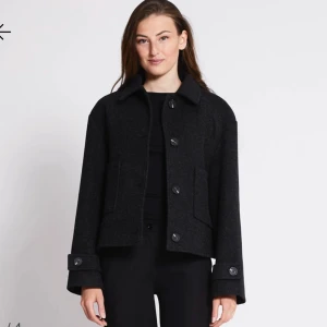 Jacka  - Säljer min mörkgråa jacka från Lager 157 då det inte är min stil. Knappt använd och i väldigt bra skick.