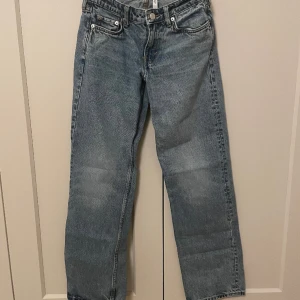 Weekday arrow jeans  - Knappt använda. Mycket fint skick. Storlek 25/32 