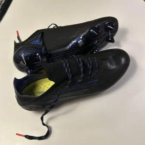 adidas X Speedflow .1 SG Escapelight - Svart/Blå/Gul - Nästintill nyskick, använda Max 2-3 träningar.  Nypris: 2499 Mitt pris: 799