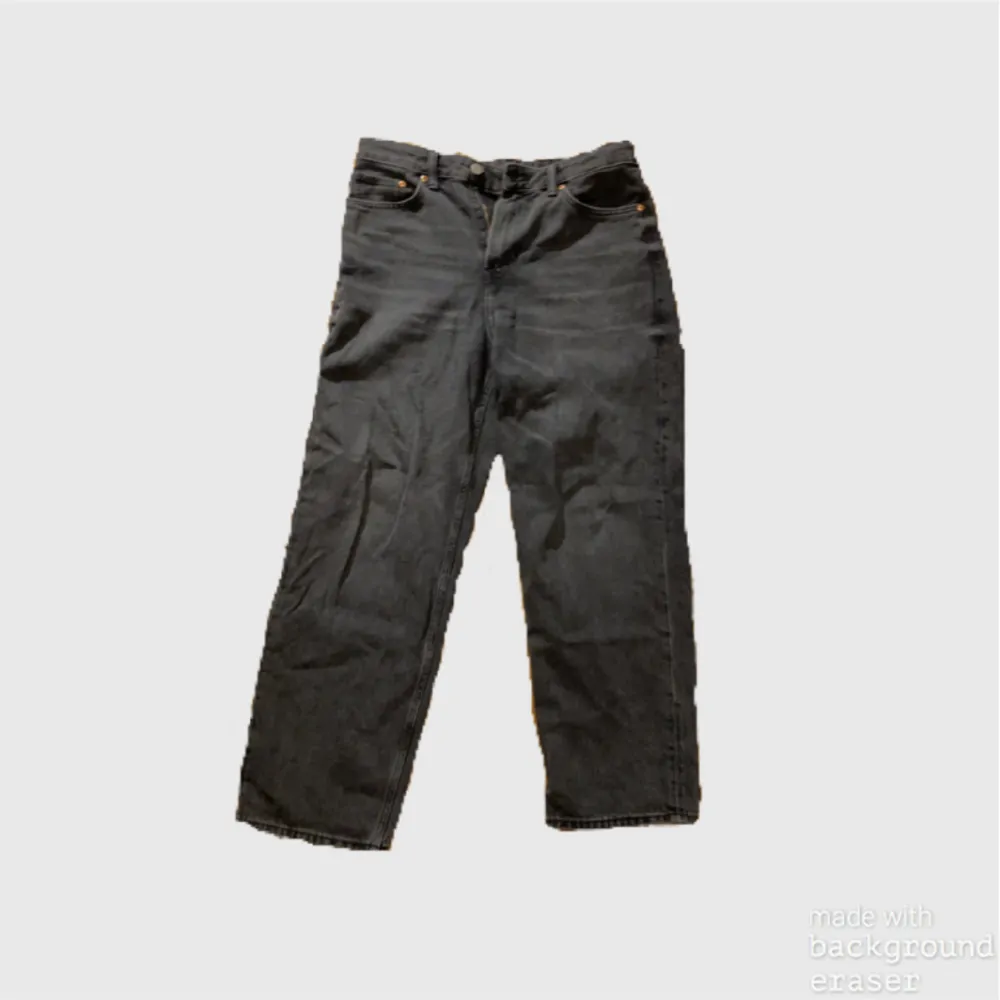 säljer ett par svarta baggy jeans som inte används längre. bra skick :). Jeans & Byxor.