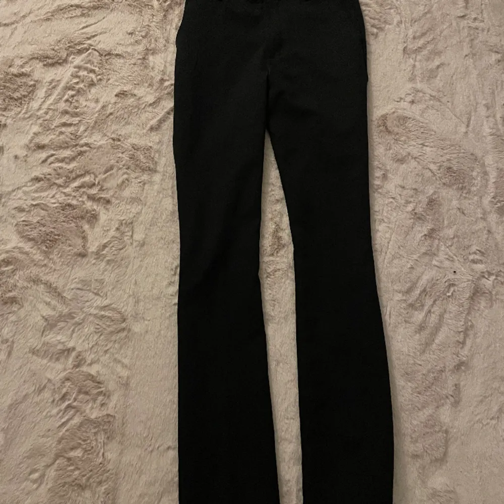 Svarta kostymbyxor, väldigt bra skick, storlek 34.. Jeans & Byxor.