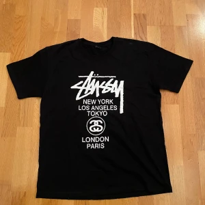 Stussy T-shirt  - Jag säljer min stussy t-shirt som aldrig kommit till användning, den är i bra skick och har en snygg passform. Tveka inte skriva vid funderingar eller mer bilder!!! 
