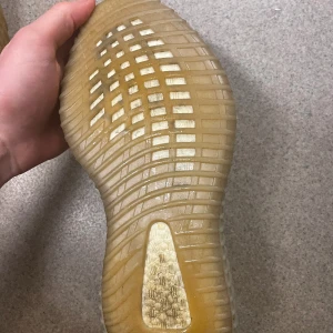 Yeezy 350 v2 SLATE strl 44 - Strl 44, används sparsamt, väldigt bra skick, kvitto mm finns.