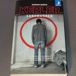 Sandmannen av Lars Kepler - Aldrig läst eftersom jag tappat intresset för svenska böcker men hört att den är bra 🥰 i oanvänt skick 💗