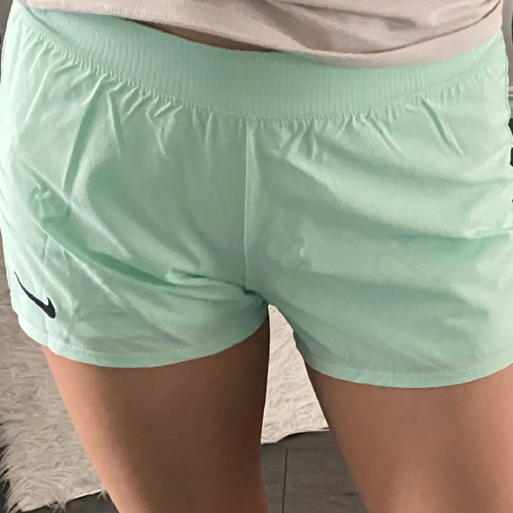 Tennis/träningshorts superfin färg och är använd någon gång bara, har tillhörande shorts under💕. Shorts.