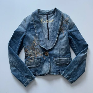 Jeanskavaj - Vintage jeanskavaj från Mareiano med rhinestones på framsidan och ryggen. Gjord i USA 💕
