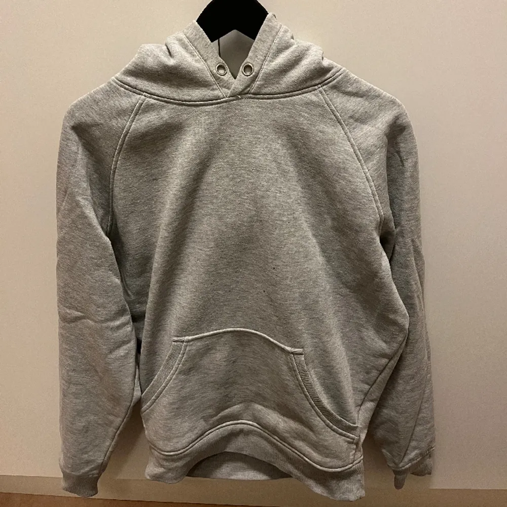 Säljer då den är för liten. Hoodies.