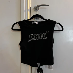 Linne med diamanter - En söt svart linne med diamanter och snören ifram