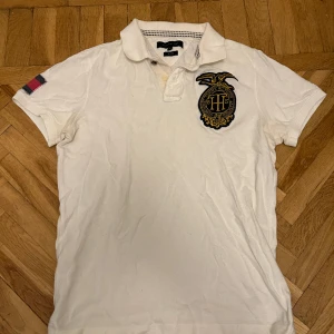 Tommy hilfiger piké  - En fin pike i bra skick inga skador eller fläckar. Använd bara ett fåtal ggr😃