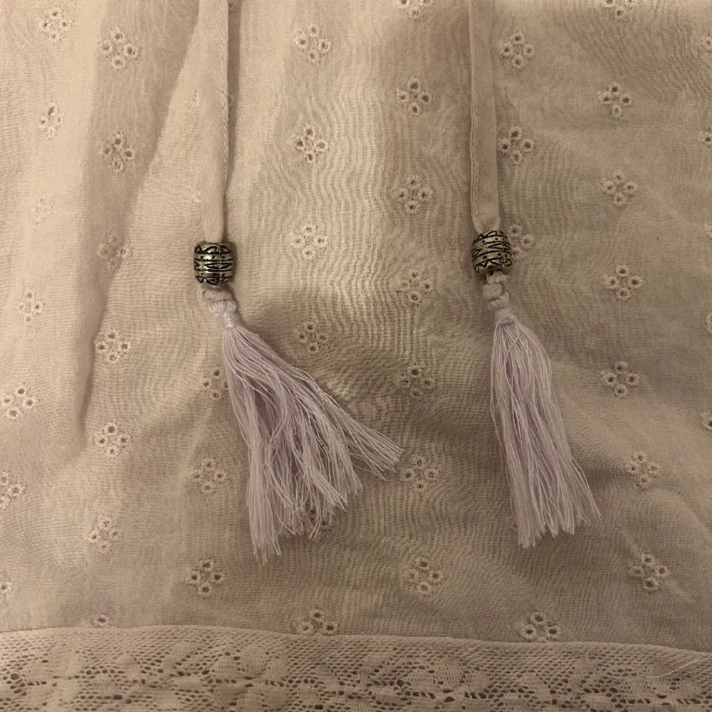 Ett rosa Tunnt linne med fina detaljer som passar S.. Toppar.