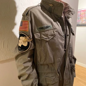 Ralph Lauren Field jacka - Säljer nu denna Ralph  lauren Field jacka, bra skick! Model är ca 180 då jackan är för stor för honom, jackan passar mellan 187-200 cm eller längre