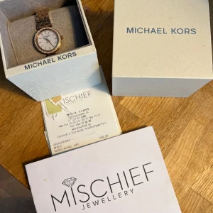 Michael kors klocka  - Jättefin Klocka i Roseguld Endast använd någon enstaka gång men jag är ingen som gillar att använda smycken. Behöver ett batteribyte