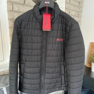 Hugo boss jacka - Hugo boss jacka köpt förra året på vintern när det var som kallast. Aldrig använd sen dess för jag inte tyckte om den. Inga hål eller defekter.  Nypris: (runt) 2700kr Storlek M   