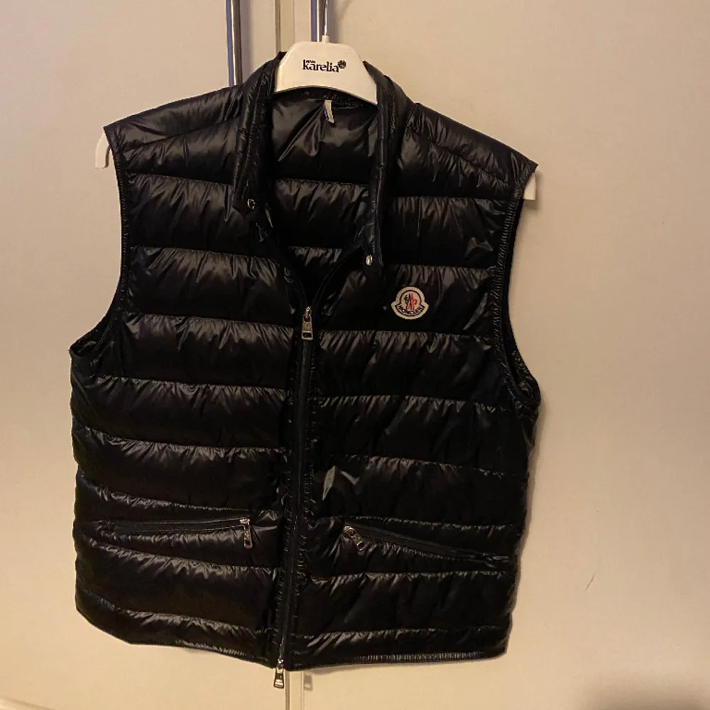 Moncler gui väst. Fint skick 9/10, inge hål eller nå skador. Storlek 1. Äktehets bevis finns. Alla tags och dustbag finns kvar😃. Jackor.