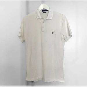 Polo Ralph Lauren piké  - Super snygg Polo Ralph Lauren piké i vit färg! I princip helt ny 10/10🔥 Storlek M herr men liten i storleken. Vid frågor och funderingar skicka meddelande eller komentar🔥