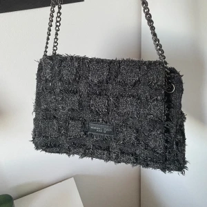 skitsnygg väska - använd fåtal gånger. går att vika kedjan som jag gjort eller ha den lång. rymlig och har innerfack med dragkedja. 