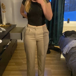 Kostymbyxor  - Beigea kostymbyxor!🫶 Använda 2 gånger  Säljer då dem är för stora för mig