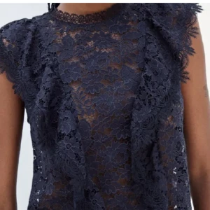 Spetsblus Zara - Säljer denna utsålda Spetsblus med volanger av spets i marinblå i storlek S❤️‍🔥Aldrig använd därmed som ny❤️‍🔥