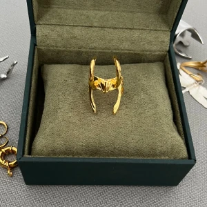 Ring - Cool ring med horn typ, så najs verkligen! 