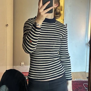 Busnel tröja - Supersnygg Busnel i ullmaterial. I princip oanvänd 🌸 står ej storlek i men skulle säga typ S/XS personligen brukar jag köpa S. Tröjan är väldigt mörkblå, ser nästan ut att vara svart.