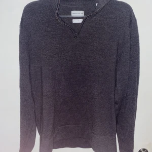 These glory days - merino half zip - Säljer min half zip i merino från These glory days. Är i storlek M och svart-grå. Skriv om intresse finns!
