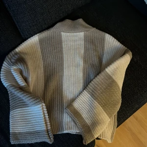 stickad tröja  - stickad tröja från missy, två olika färger med bredare armar. Storlek M men passar L och S också! Säljer för 100kr , de är två olika typer av begie färg och passar snyggt till allt och är halv polo