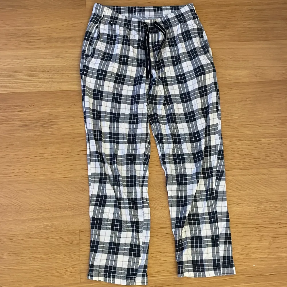 Fina pyjamasbyxor i strl S från Kappahl i mörkblå och vit. Jeans & Byxor.