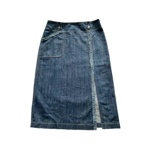 Lång jeanskjol - Supersnygg lång jeanskjol med slits! Uppskattas till storlek M men kan även passa S beroende på om du vill ha den midwaisted eller lowwaisted. Hör av dig om du är intresserad, vill få mått eller har andra frågor <3