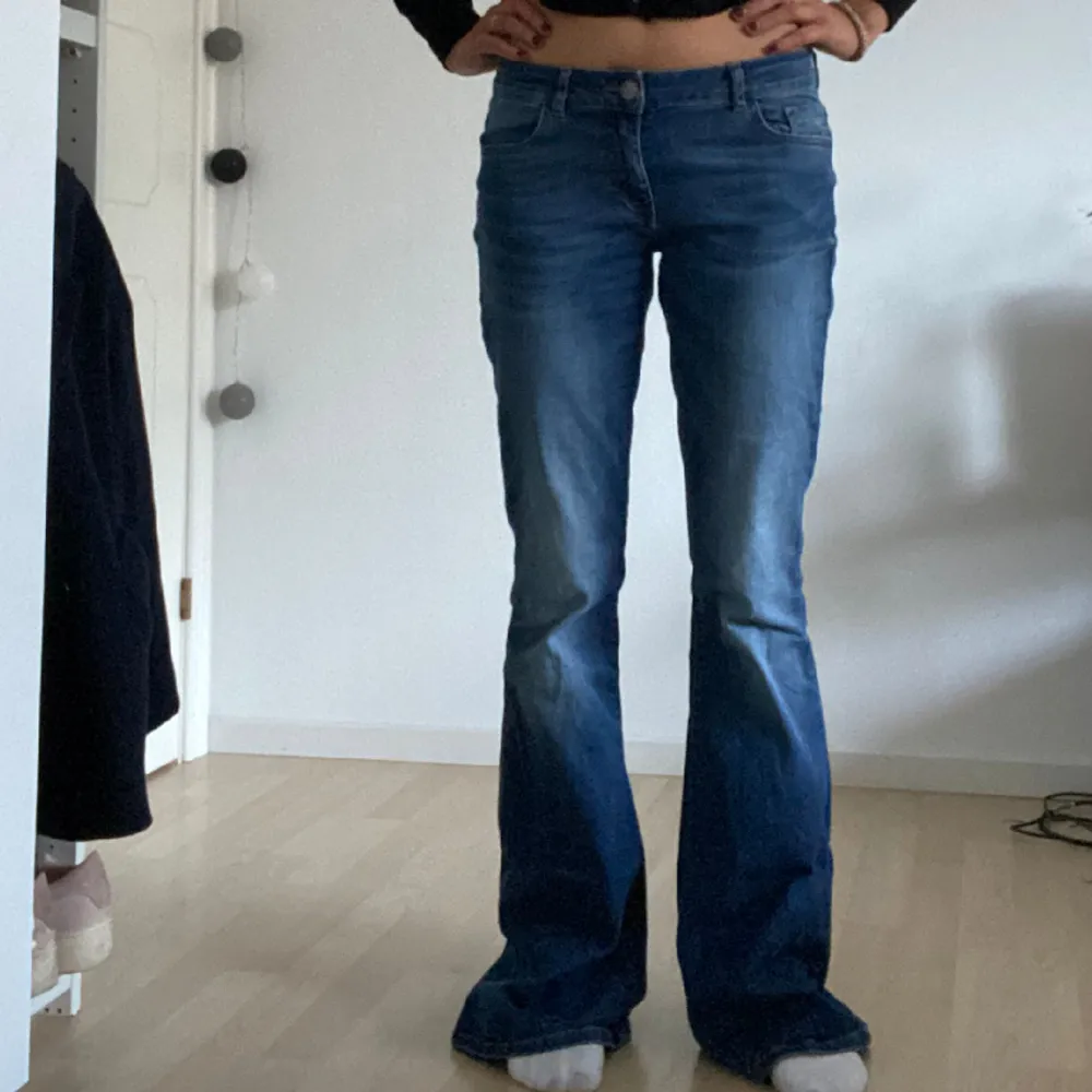 Säljer dessa lågmidjade bootcut jeans som jag köpte på sellpy 😊💗Storleken S!  Är lite långa på mig som är 166 cm 💕Skriv för frågor eller fler bilder!. Jeans & Byxor.