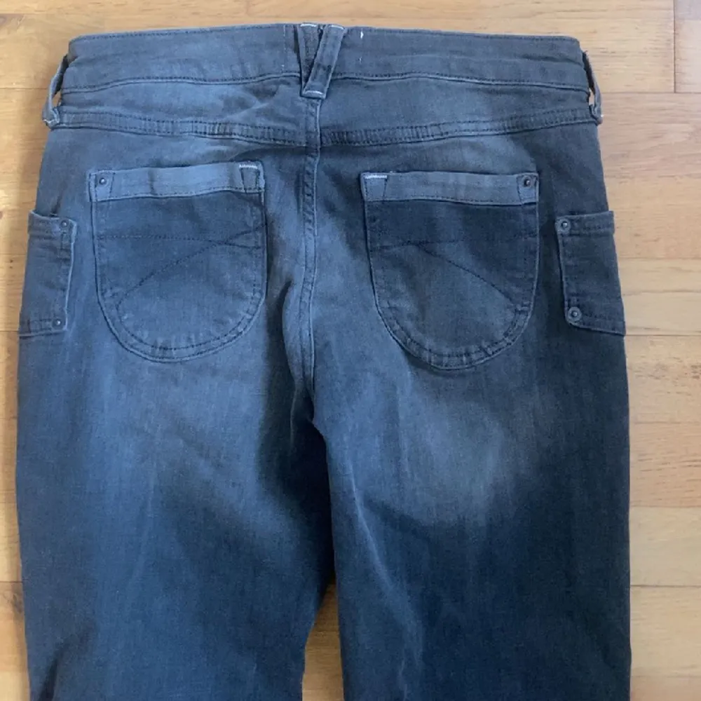 Säljer ett par lågmidjade utsvängda jeans ifrån Urban Outfitters i modellen BDG Tiana Moody Grey Low-Rise Flare i storlek 27W 34L  Aldrig använda då de inte passade mig. Jeans & Byxor.