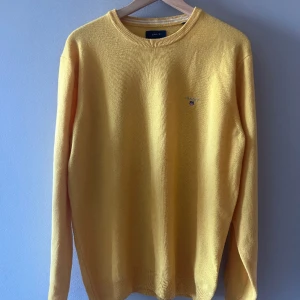 Gant tröja lammull - Gant gul lamullströja i nyskick. Endast använd en gång. Inga fläckar eller annat. 