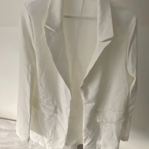 Kavaj  - Vit kavaj köpt second hand. Saknar lapp och storlek men passar mig som M. 