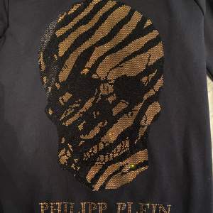 En äkta långärmad Philipp Plein tröja som jag säljer då den ej kommer till användning. Har du fler frågor så som pris osv kan du bara skriva:)  Skick 10/10
