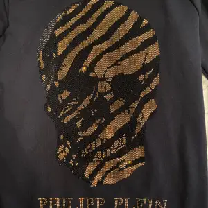 En äkta långärmad Philipp Plein tröja som jag säljer då den ej kommer till användning. Har du fler frågor så som pris osv kan du bara skriva:)  Skick 10/10
