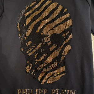 Philipp Plein Tröja - En äkta långärmad Philipp Plein tröja som jag säljer då den ej kommer till användning. Har du fler frågor så som pris osv kan du bara skriva:)  Skick 10/10