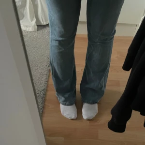 Lågmidjade bootcut jeans - Bra skick, fåtal ggr använda. Lågmidjade. Passar mig som 1,60