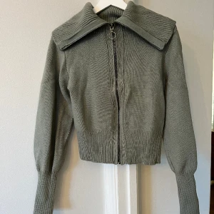 Stickad tröja med dragkedja  - Stickad tröja från zara. Knappt använd. Långa armar 