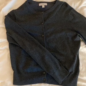 Kofta - Säljer denna jättefina kofta från hm. Den är ganska liten i storleken så skulle nog säga att den sitter som en S. Använd max tre ggr💓